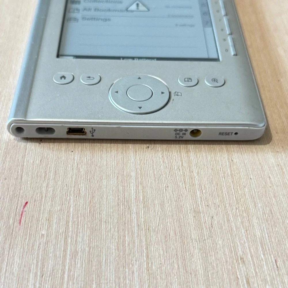 Sony PRS-300 eReaders Silver Broken Screen Turns On“Parts/Repair-Only”Buy As Is
